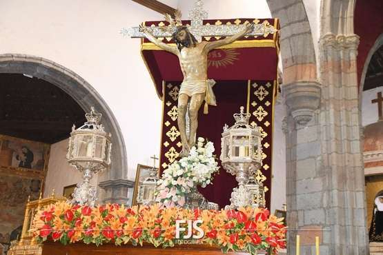 El Cristo de Telde, acicalado para la solemne procesión de esta noche por las calles de San Juan/TA.